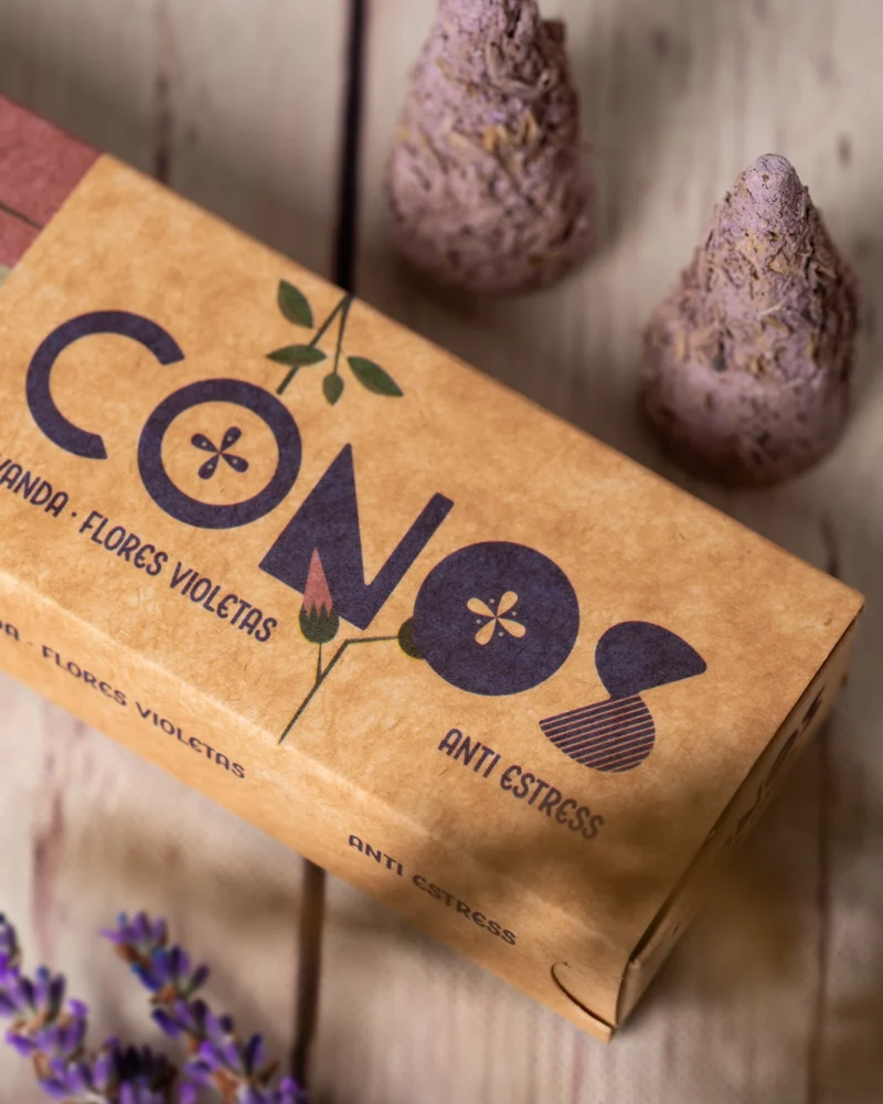 Conos De Lavanda y Flores Violetas